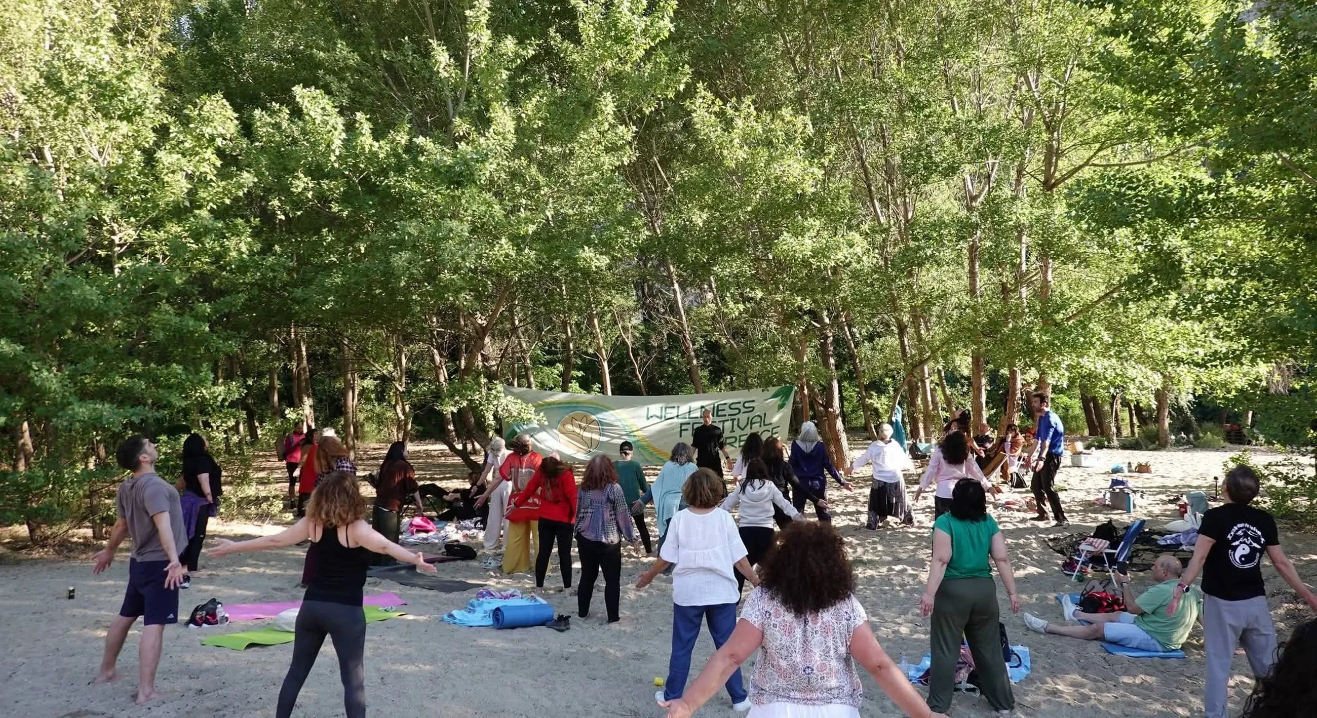 Άνθρωποι συμμετέχουν σε υπαίθρια ομαδική πρακτική στο Wellness Festival Greece
