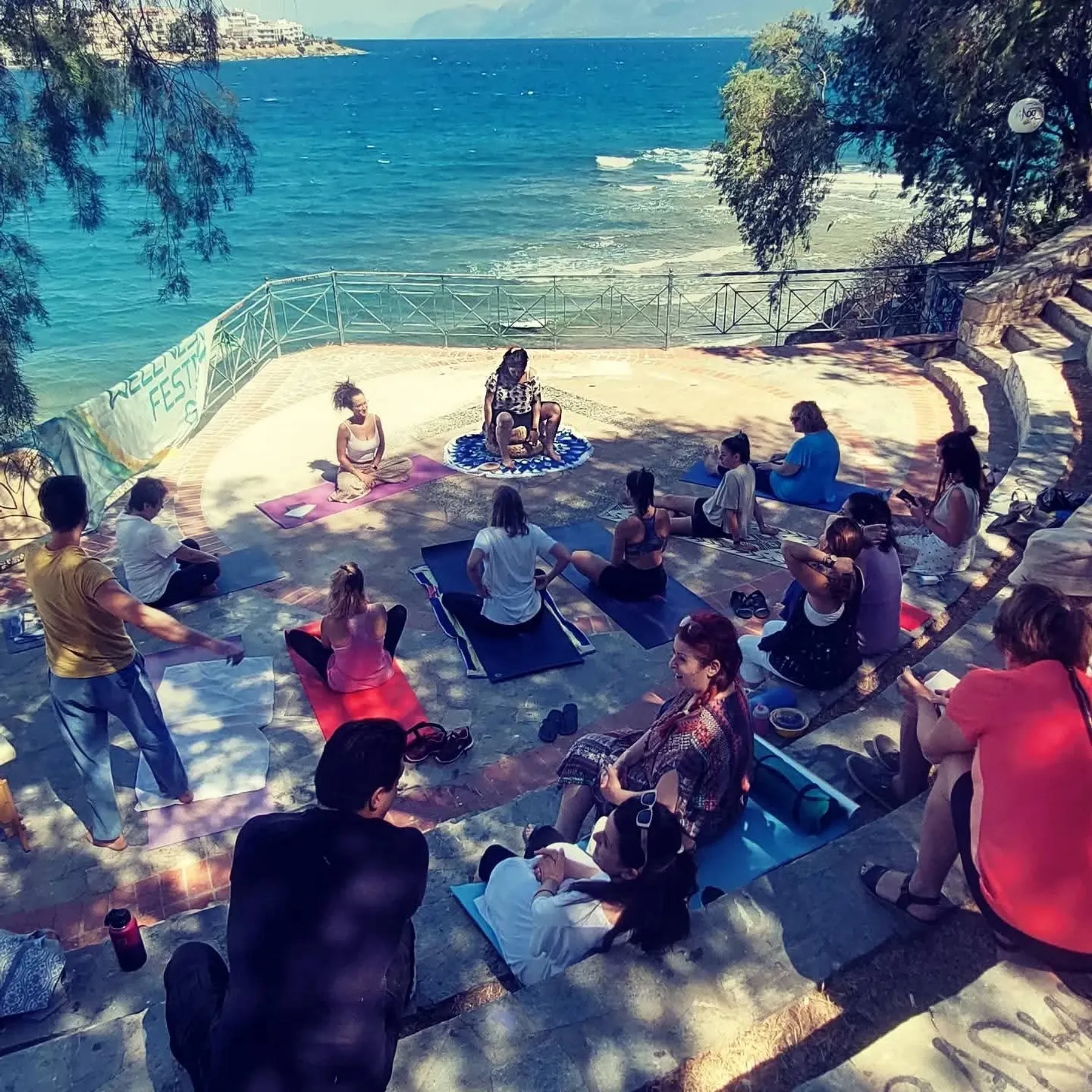 Ομαδική πρακτική δίπλα στη θάλασσα